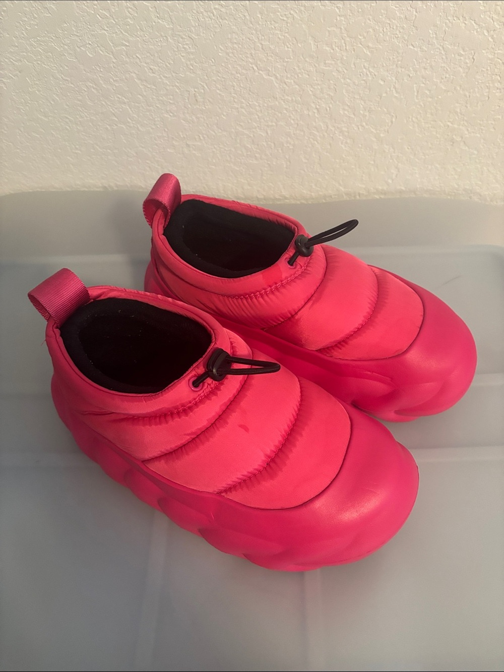 Crocs Overpuff Shorty boots SZ 7 vibrant "Dragon Fruit" pink platform boot comfy